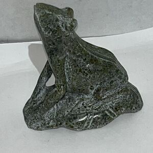 Hand-carved Green Marble Frog Sitting On A Base Sculpture Figurine Collectible